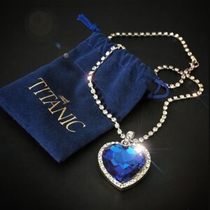 b6fbb6dd4e920d9ffd7927fe24318ff4.jpg Elegant Bohemian style heart-shaped blue synthetic gemstone pendant necklace, sparkling jewelry accessories, with a fake red rose gift box for parties and banquets, suitable for all seasons